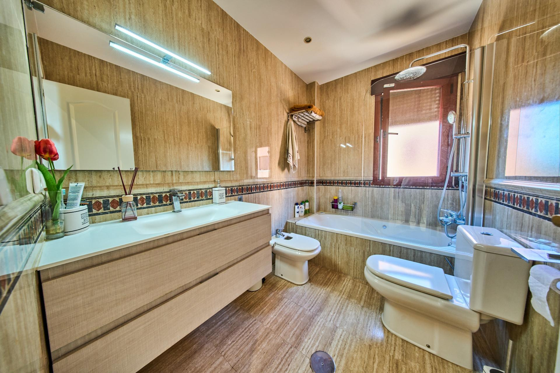 AMPLIA CASA DE 5 DORMITORIOS CON GARAJE, GRANDES TERRAZAS Y  - foto 5
