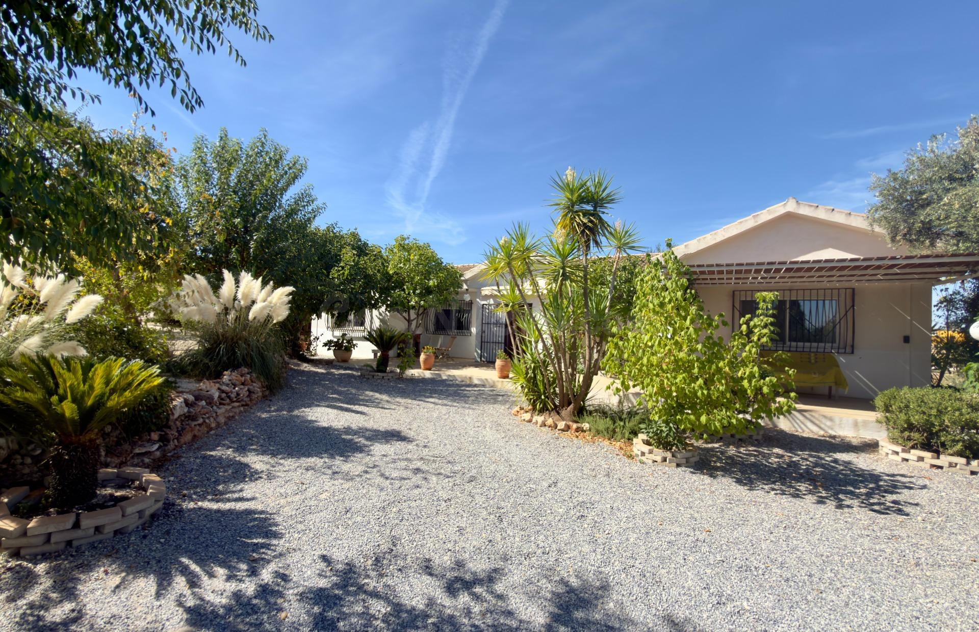 CHALET INDEPENDIENTE CON 3.500 M2 DE PARCELA, PISCINA, VIVIENDA DE INVITADOS Y PISTA DEPORTIVA EN LOS TABLAZOS