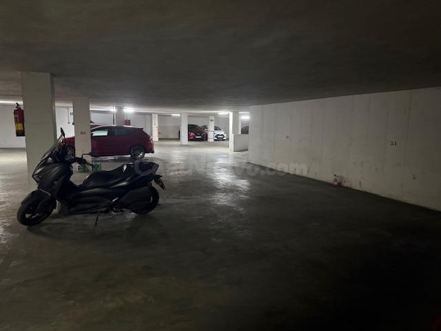 Amplio Garaje para coche y moto disponible en abril de 2026