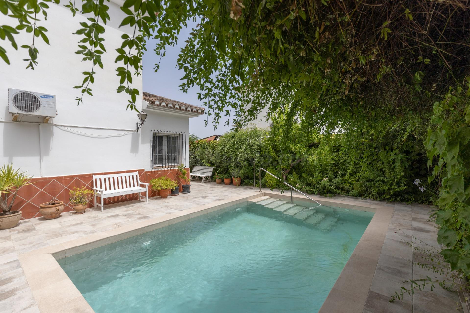 Chalet pareado con piscina, jardín y bonitas vistas a Granada en La Zubia