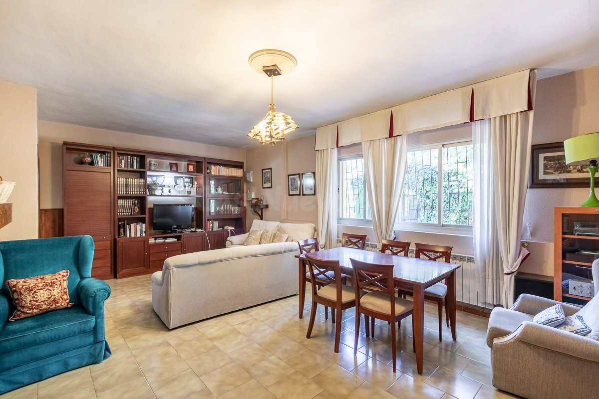 Chalet independiente con piscina y pista de tenis en Alfacar - foto 3