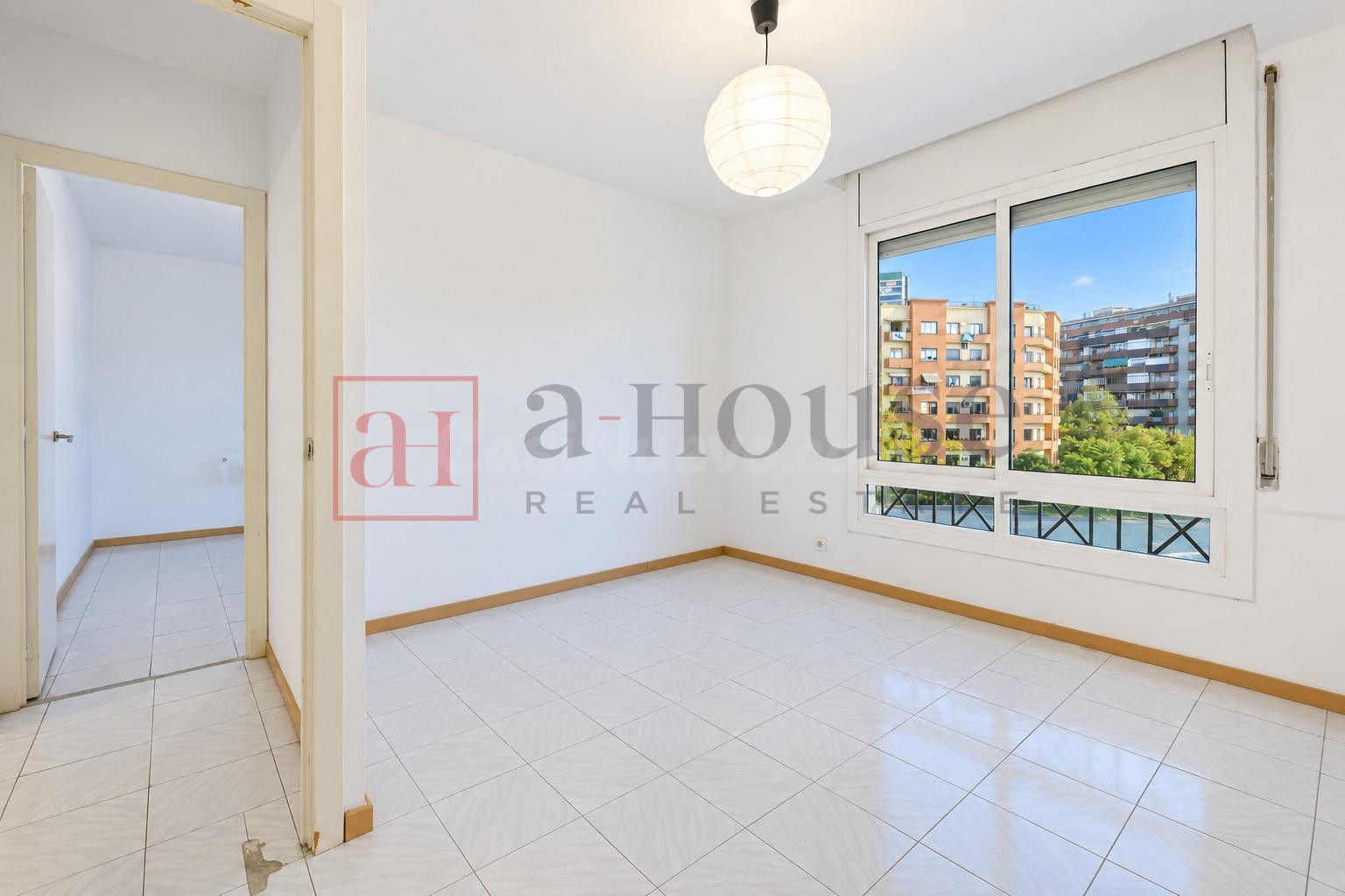 PISO ALTO Y LUMINOSO PARA REFORMAR CON DOBLE ORIENTACIÓN EN LA NOVA ESQUERRA DE L'EIXAMPLE