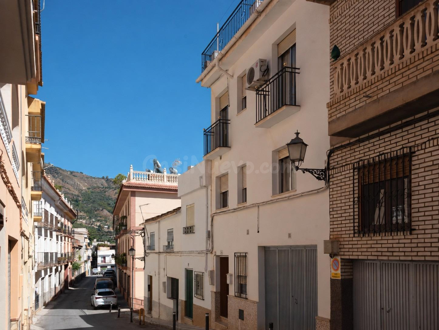 CASA CON GARAJE EN EL CENTRO DE LANJARÓN