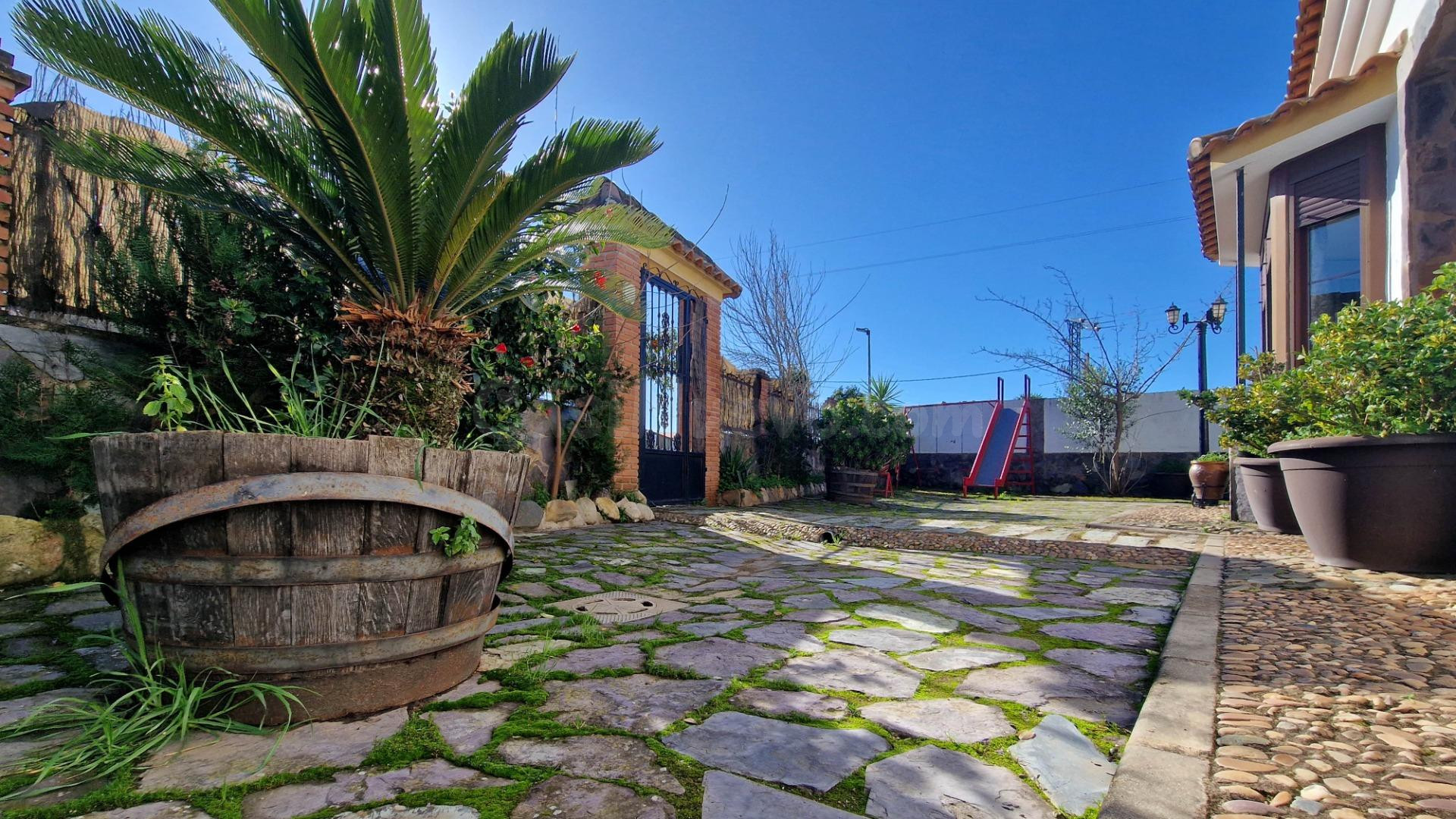 ALQUILER CHALET CON PARCELA EN HIGUERA DE VARGAS - foto 4