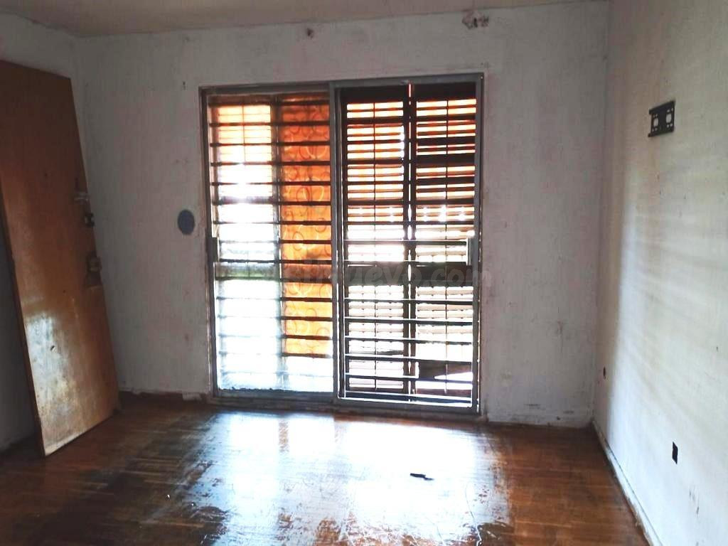 Piso a reformar con cuatro habitaciones.