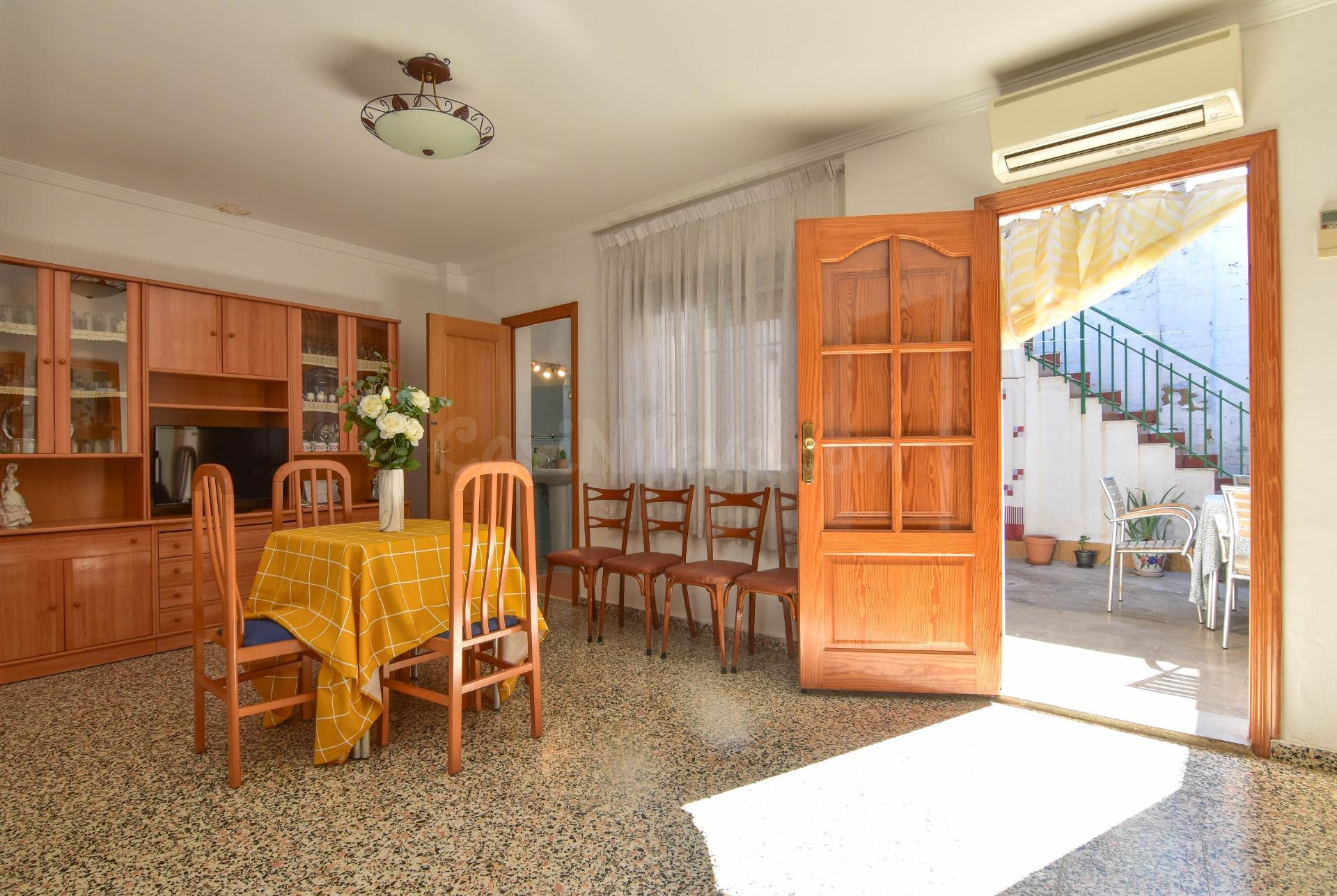 ¡Oportunidad única en Picassent! Casa en buen estado con gra - foto 2