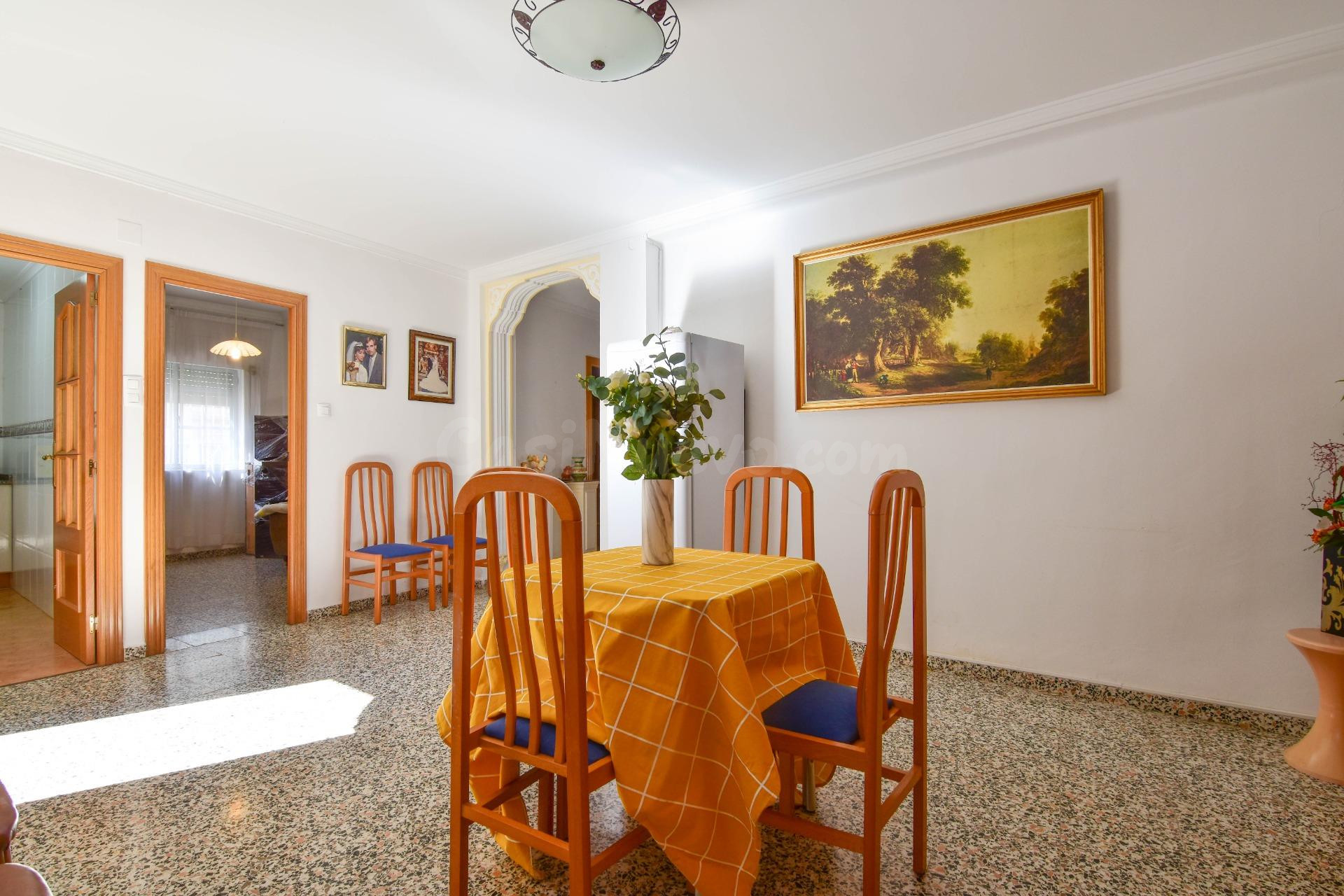 ¡Oportunidad única en Picassent! Casa en buen estado con gra - foto 3