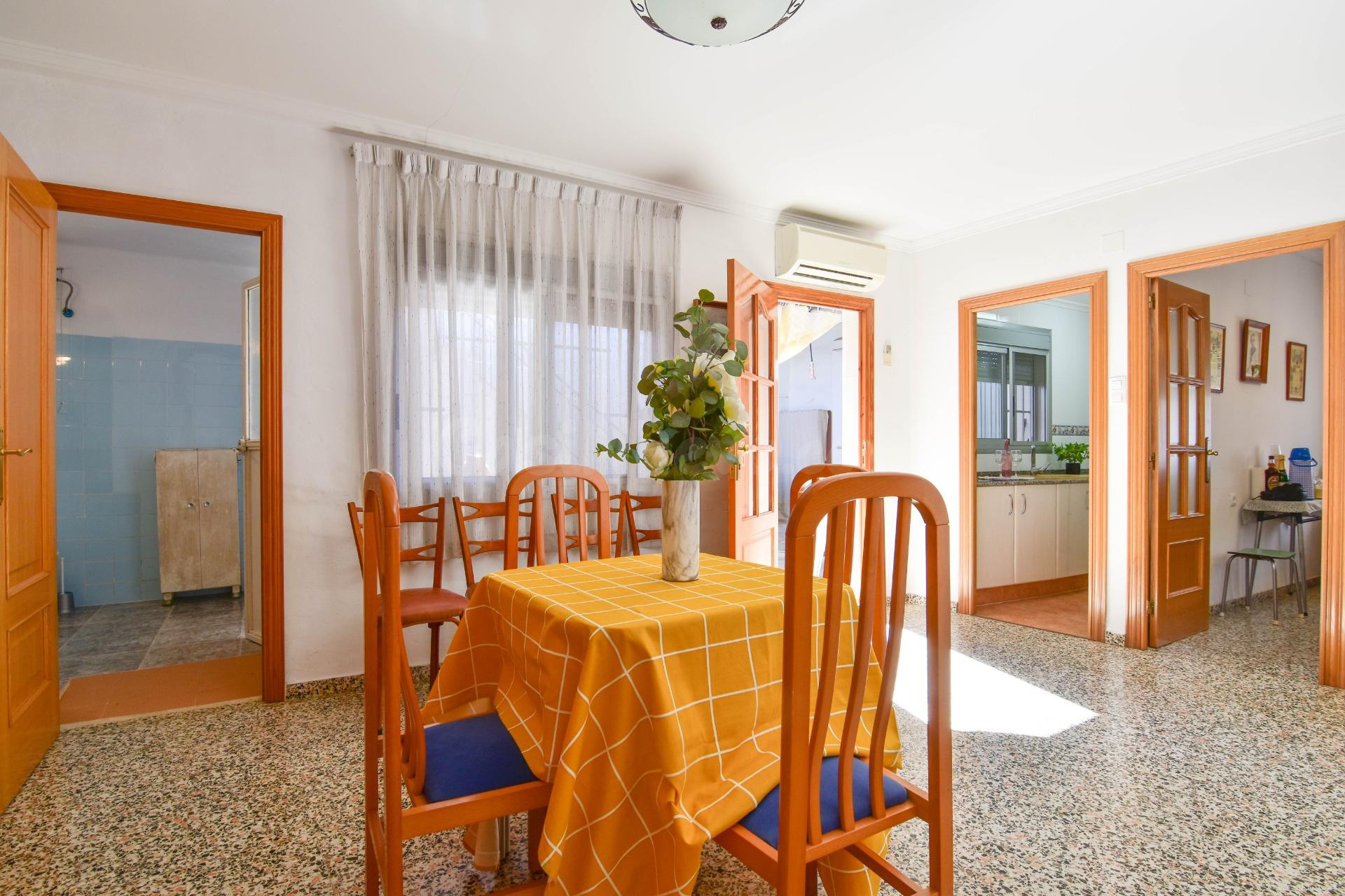 ¡Oportunidad única en Picassent! Casa en buen estado con gra - foto 4
