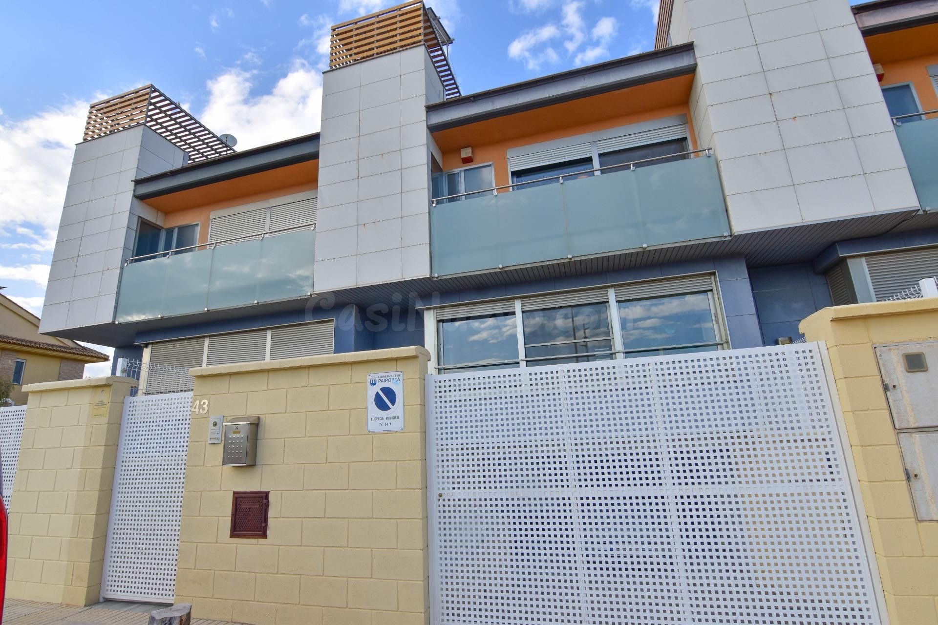 Moderna y seminueva casa en Paiporta en zona tranquila, sin finca delante