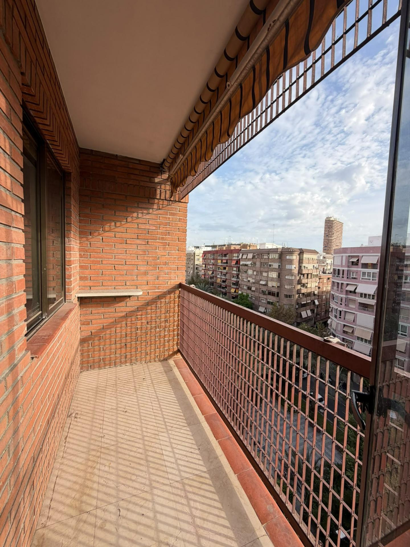 ALQUILER DE EXCELENTE Y AMPLIA VIVIENDA QUE HACE ESQUINA EN ZONA CENTRO DE ALICANTE