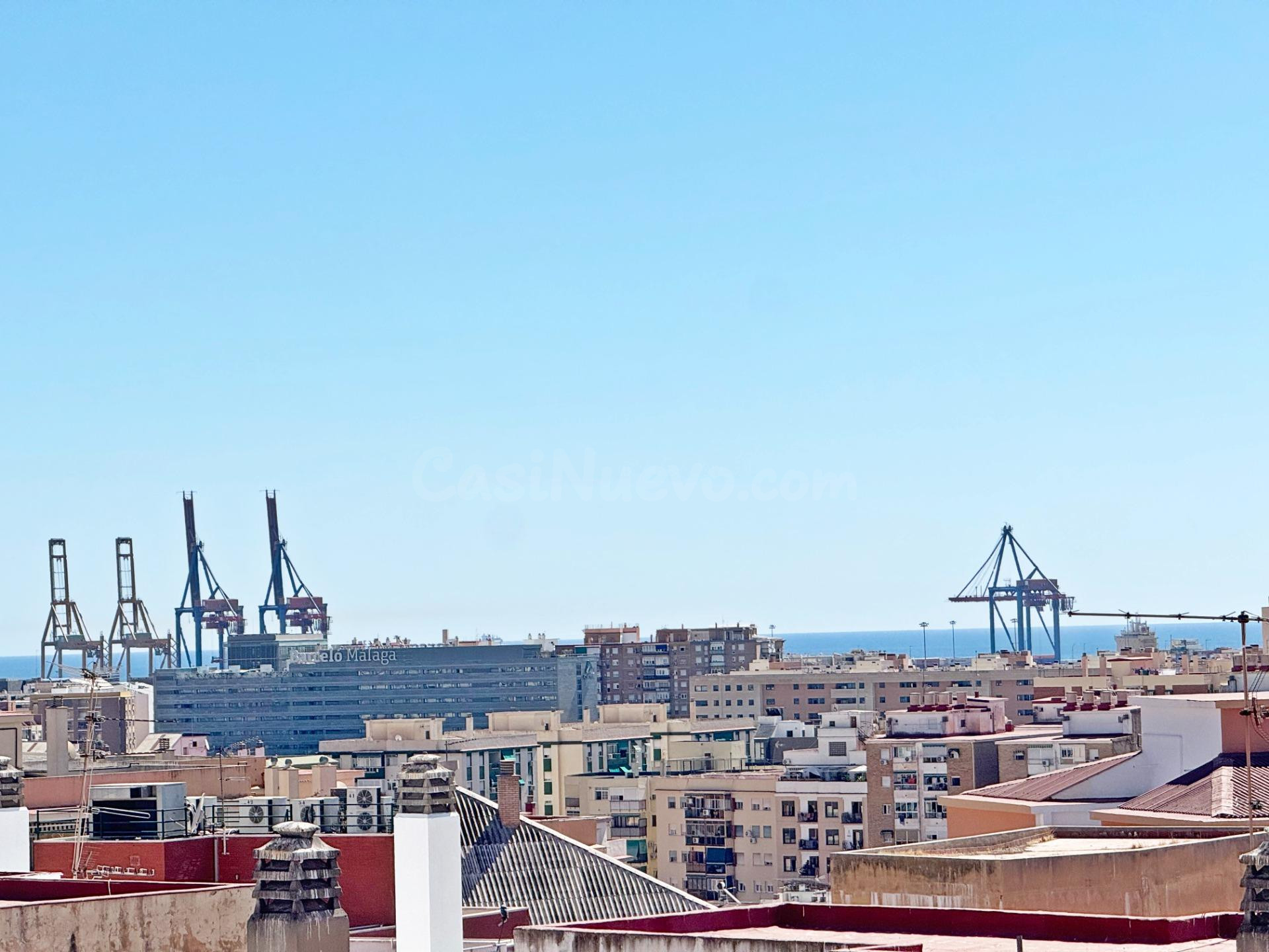 Amplio piso en esquina todo exterior con terraza y vistas al mar junto a Vialia y Avenida de Andalucía.