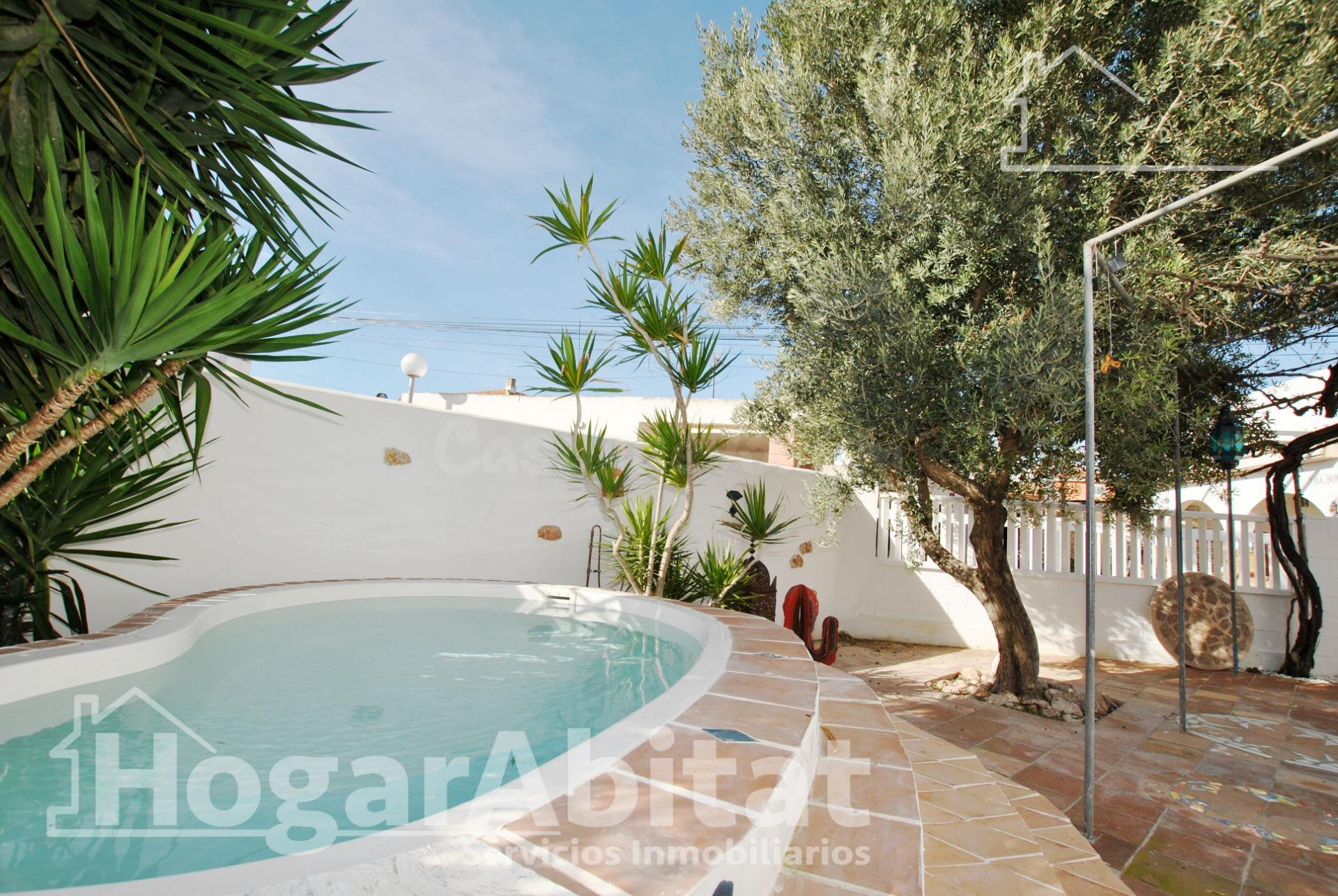 CASA SEMINUEVA Y ESQUINERA CON TERRAZA CERCA DE LA PLAYA - foto 2