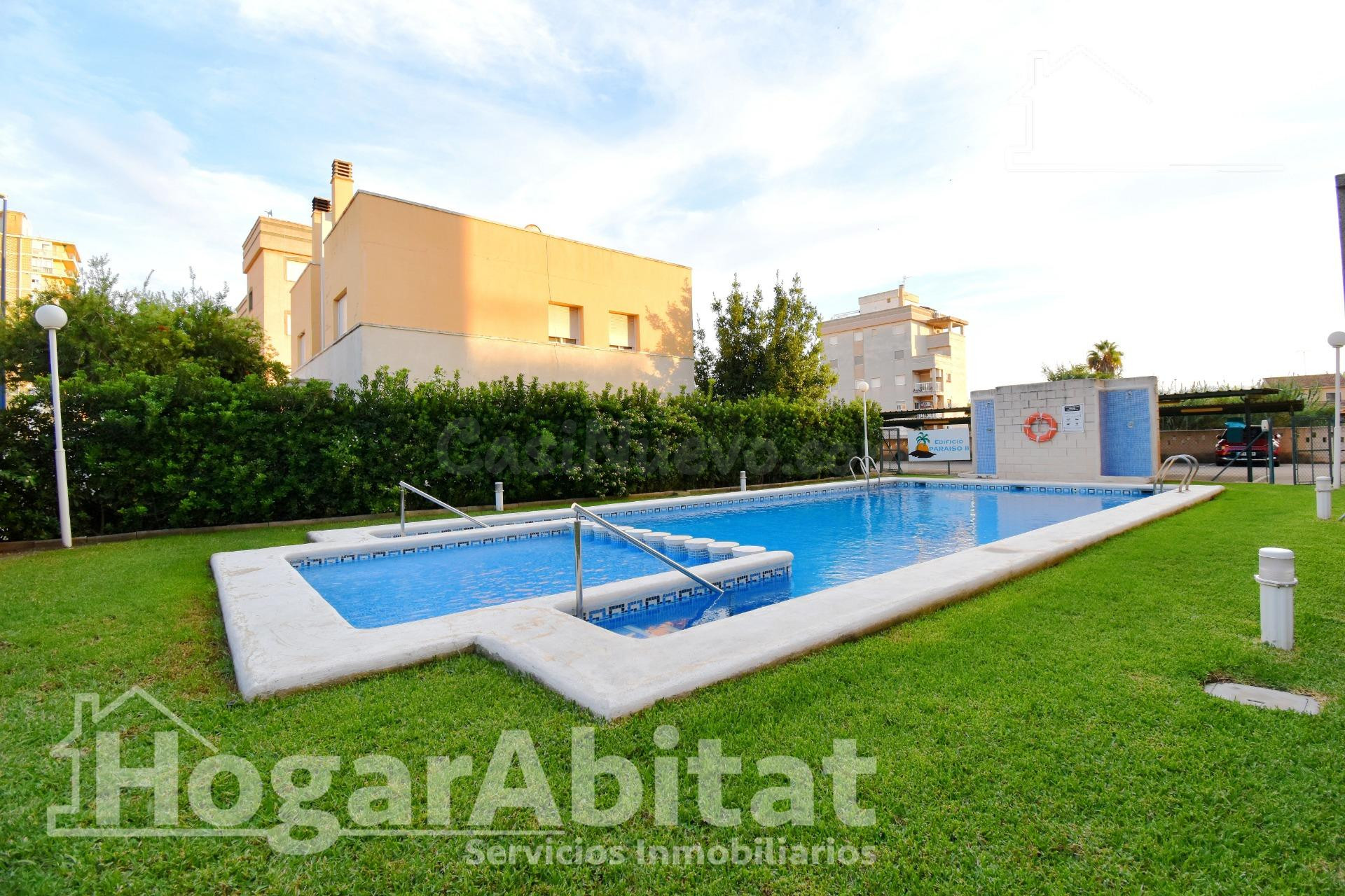 ¡Playa de Miramar! Bajo amplio en residencial con piscina, terraza y jardín, todo amueblado