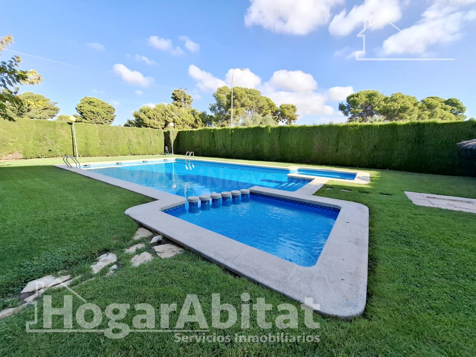 EN RESIDENCIAL CON PISCINA Y GARAJE CERCA DEL MAR