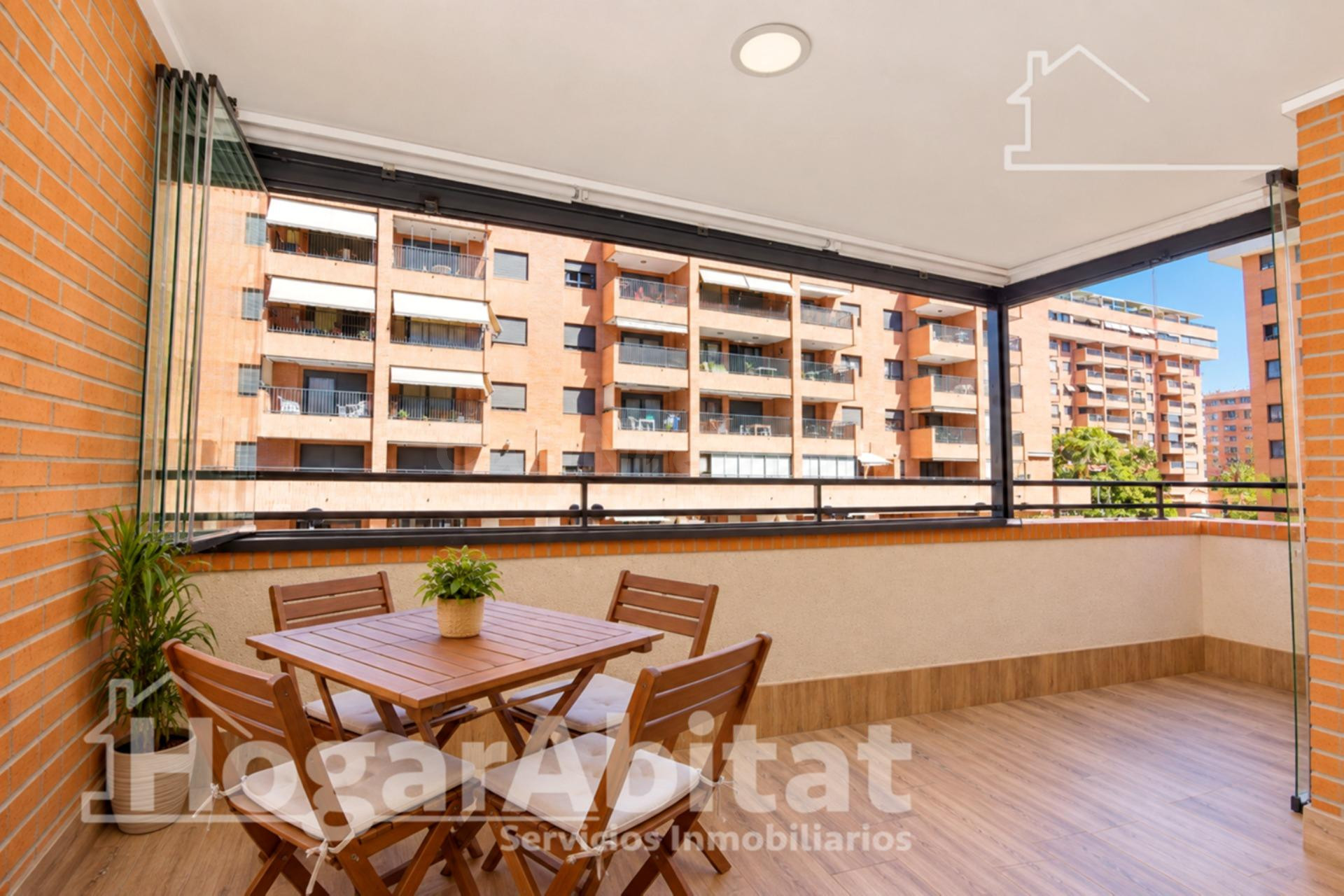Seminuevo con piscina, garaje, trastero y terraza cerca del mar