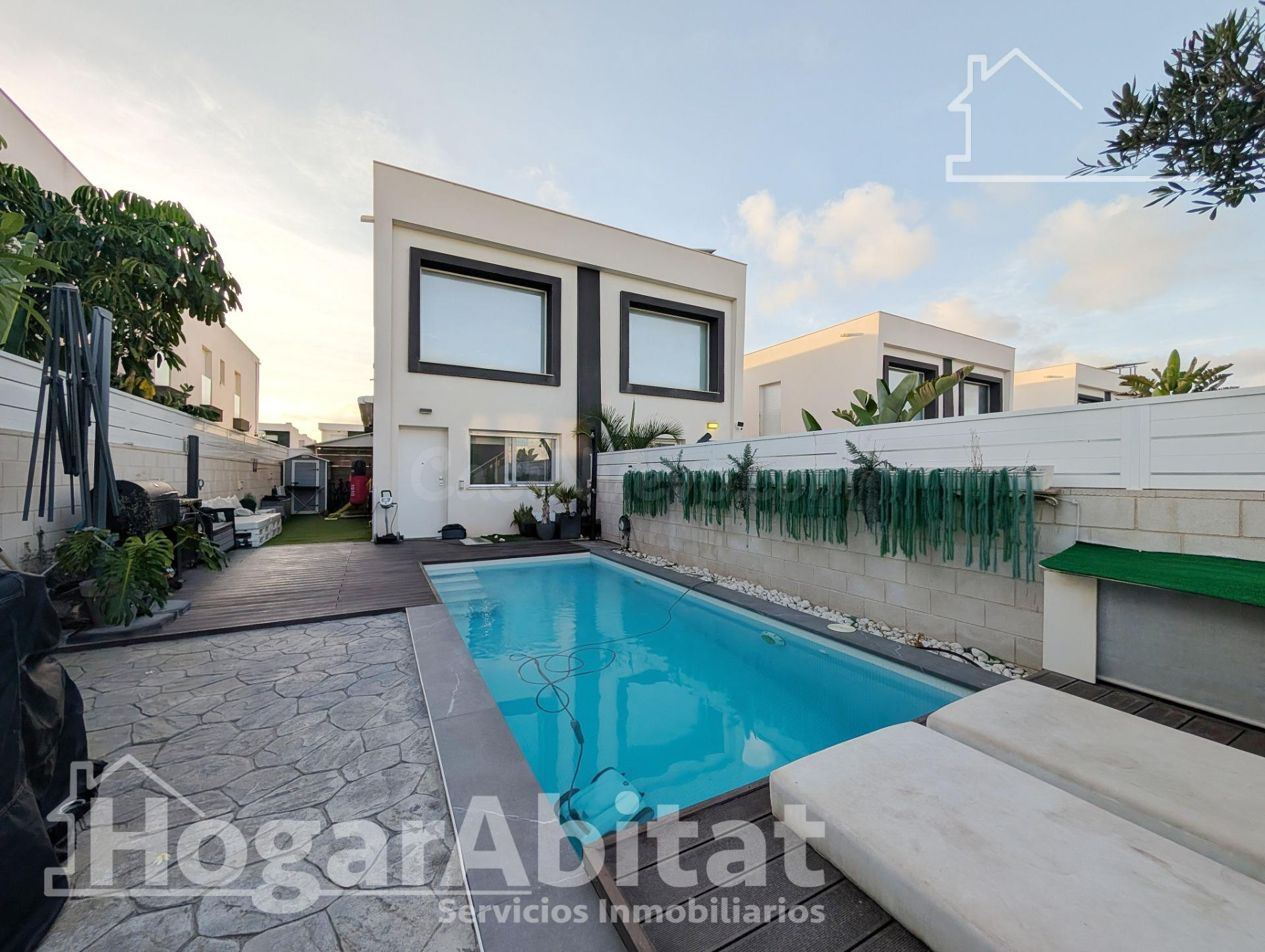 ¡Precioso Chalet! Seminuevo, amplio y luminoso, con piscina privada, garaje y jardín