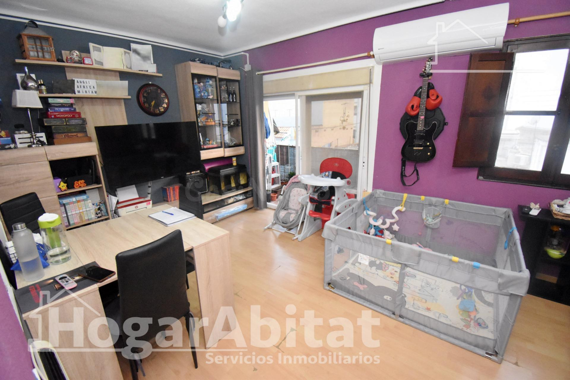 Disfruta de la luz natural y el encanto de vivir a un paso del centro en este acogedor piso con balcón