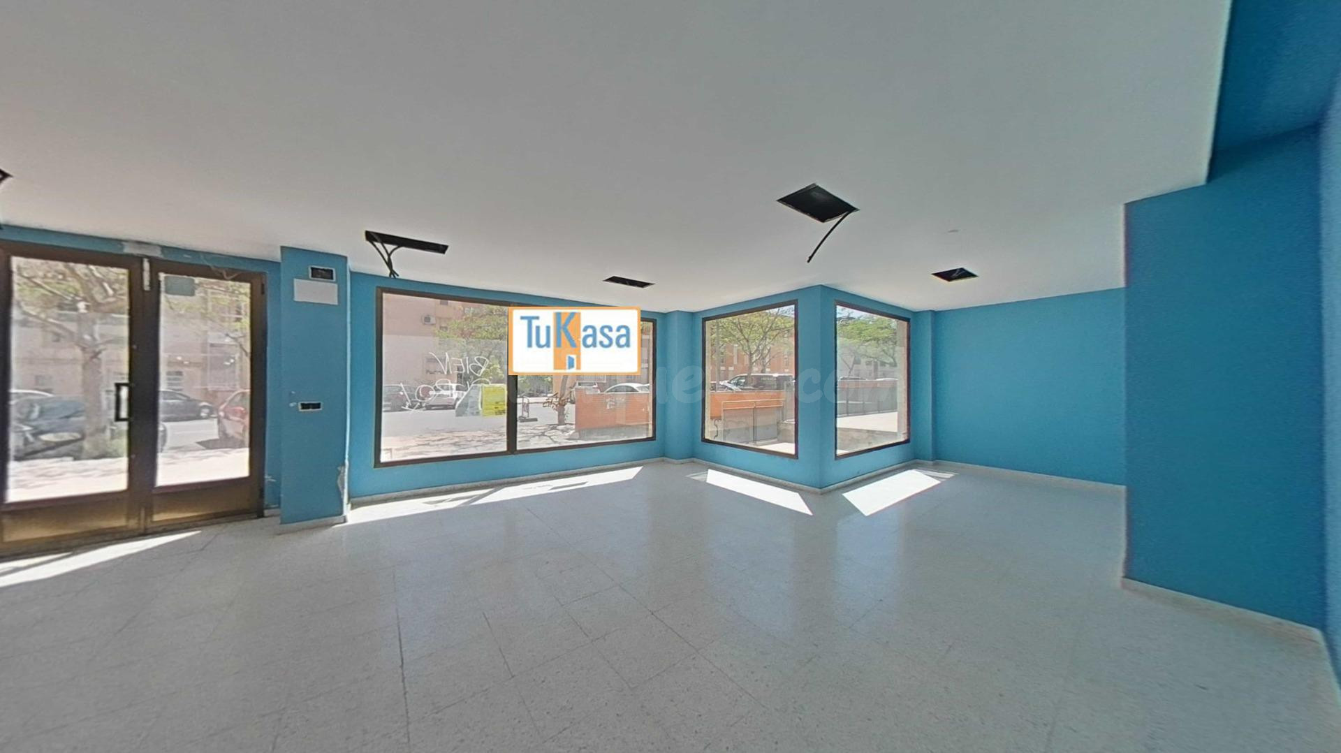 Gran local comercial con muchas posibilidades