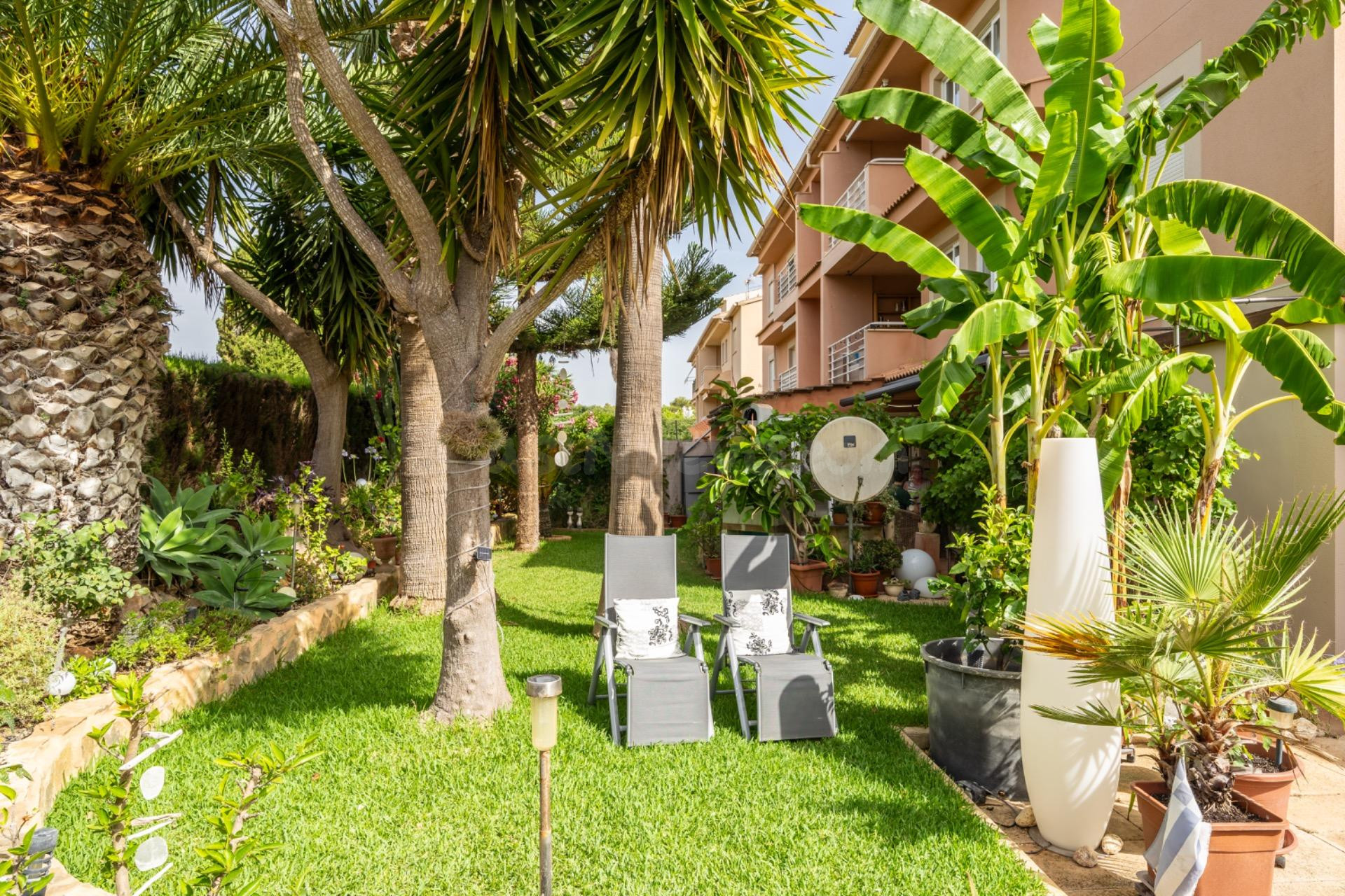 Planta baja totalmente reformada con jardín privado, sauna, 