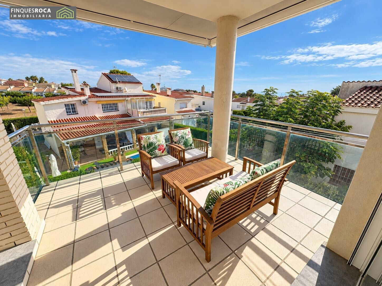 En Urbanizacion Serramar, Apartamento Esquinero, de 2 Dormitorios, Baño Completo, Terraza de 12 m2, Vistas Despejadas