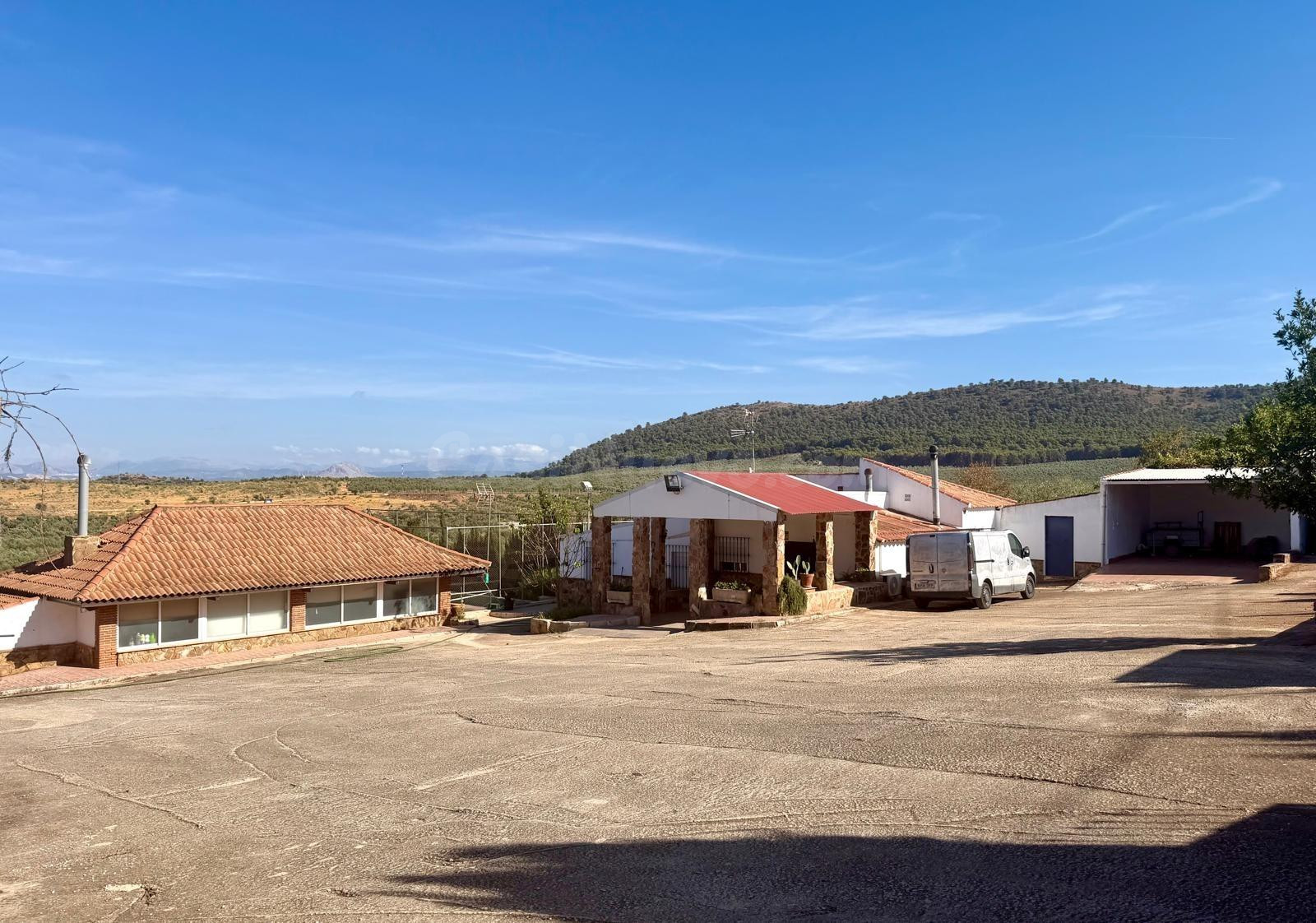 Finca en Mollina con casa, piscina, pista de tenis y 7.000 m