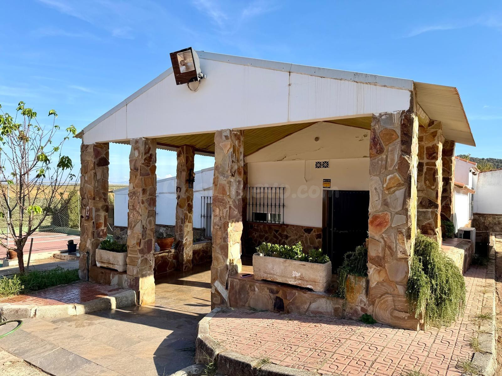 Finca en Mollina con casa, piscina, pista de tenis y 7.000 m - foto 2