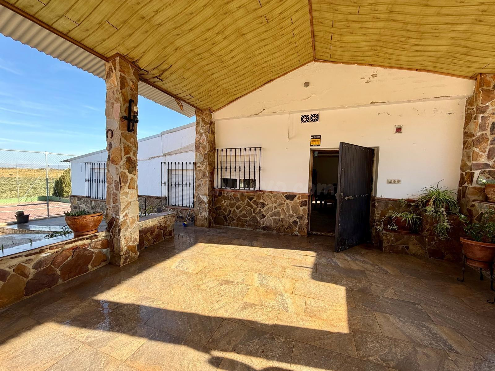 Finca en Mollina con casa, piscina, pista de tenis y 7.000 m - foto 3