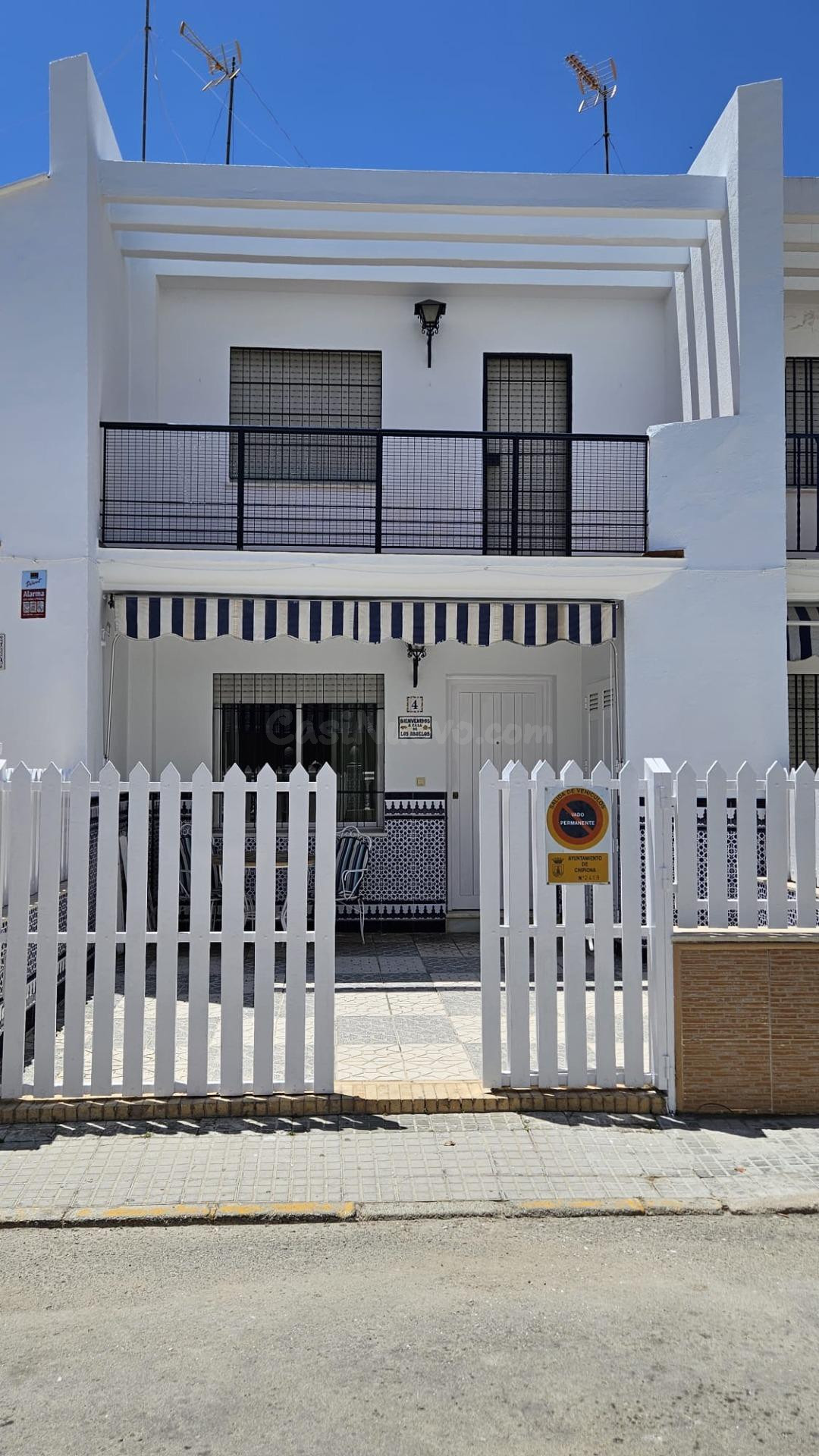 Casa adosada de 4 dormitorios con gran porche, patio y terraza en el centro de Chipiona