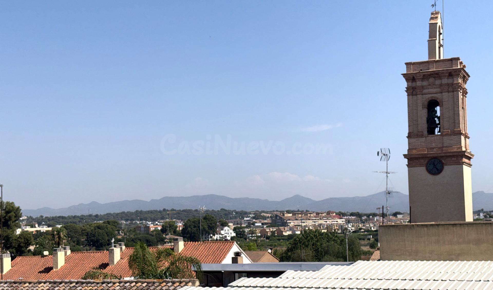 Amplia vivienda de 4 dormitorios con terraza, ascensor y vistas a la Sierra Calderona, en pleno centro de Godella