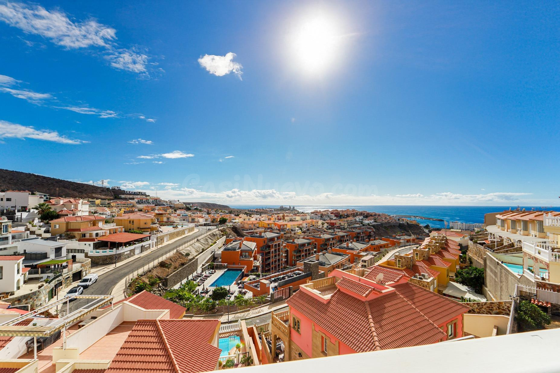 Elegante villa de 4 dormitorios en Arguineguín | Vistas panorámicas al mar, gran parcela y un potencial excepcional!