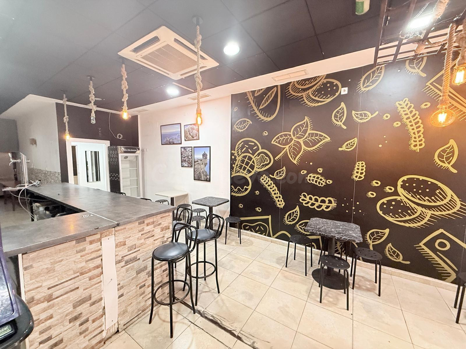 ¡Tu negocio en el foco de atención! Local comercial de 97 m2 muy luminoso en Carolinas Bajas
