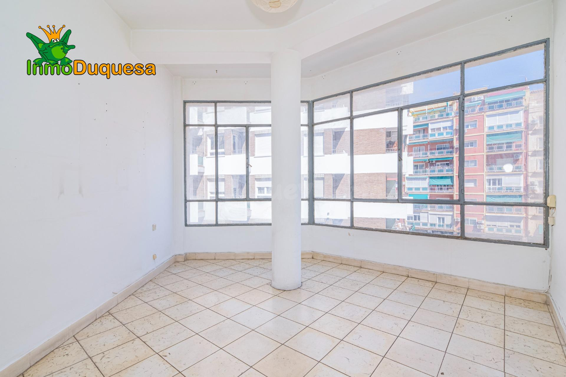 Piso de 4 Dorm. en Camino de Ronda. Para REFORMAR.