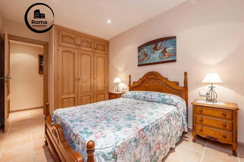 Piso en el centro de Granada, totalmente reformado con dos grandes dormitorios y un baño