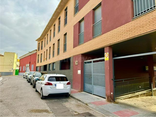 Piso con 2 plazas de garaje y trastero en C/ Tajada (Pedrola