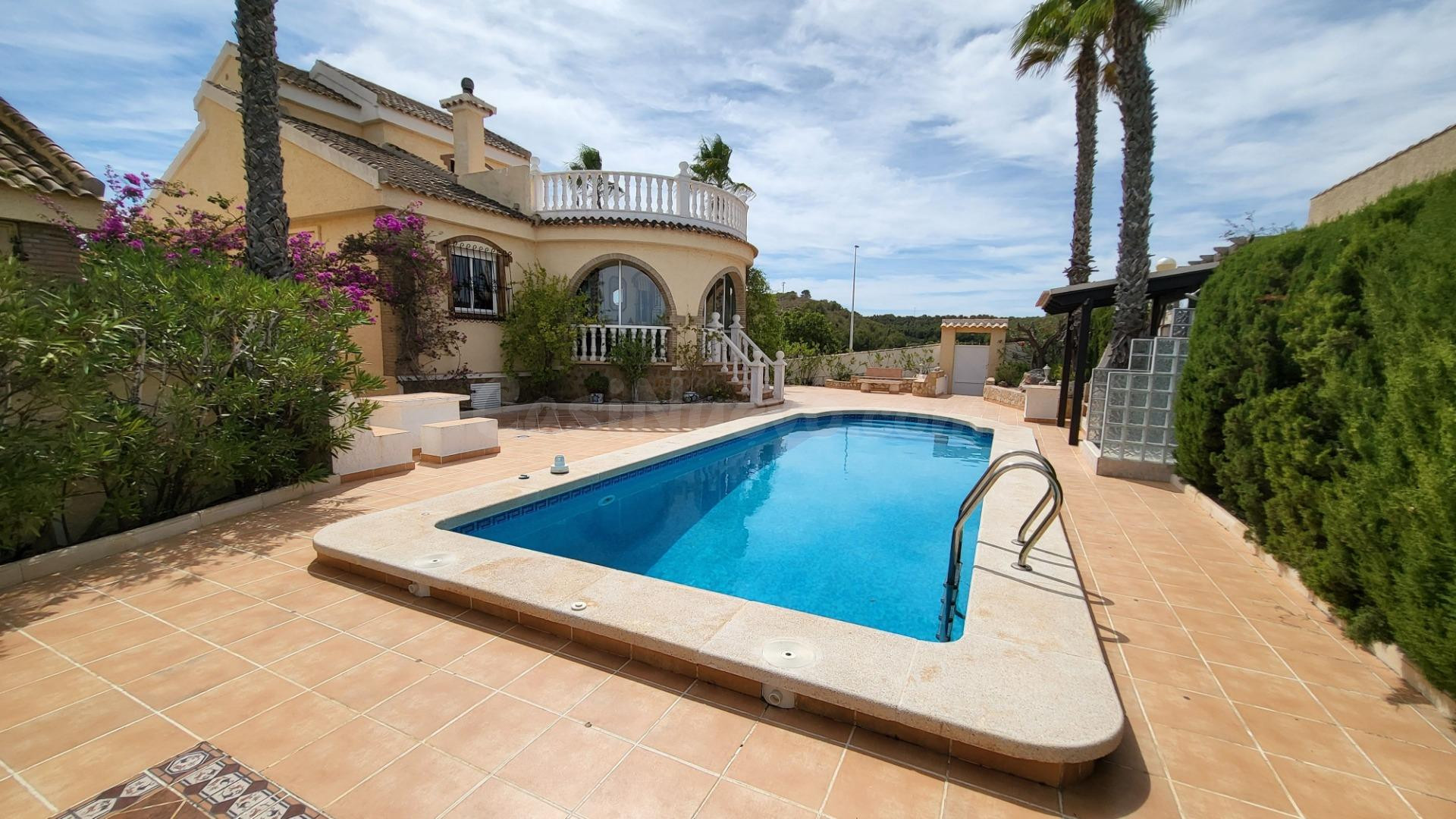 Chalet esquina de 3 Dormitorios y 3 Baños en parcela grande arreglada de 600m2 con piscina y garaje privado