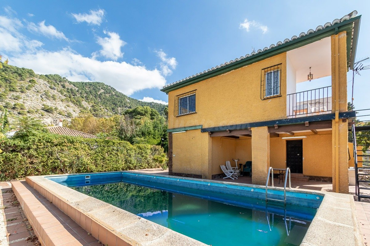 Chalet independiente con piscina y pista de tenis en Alfacar