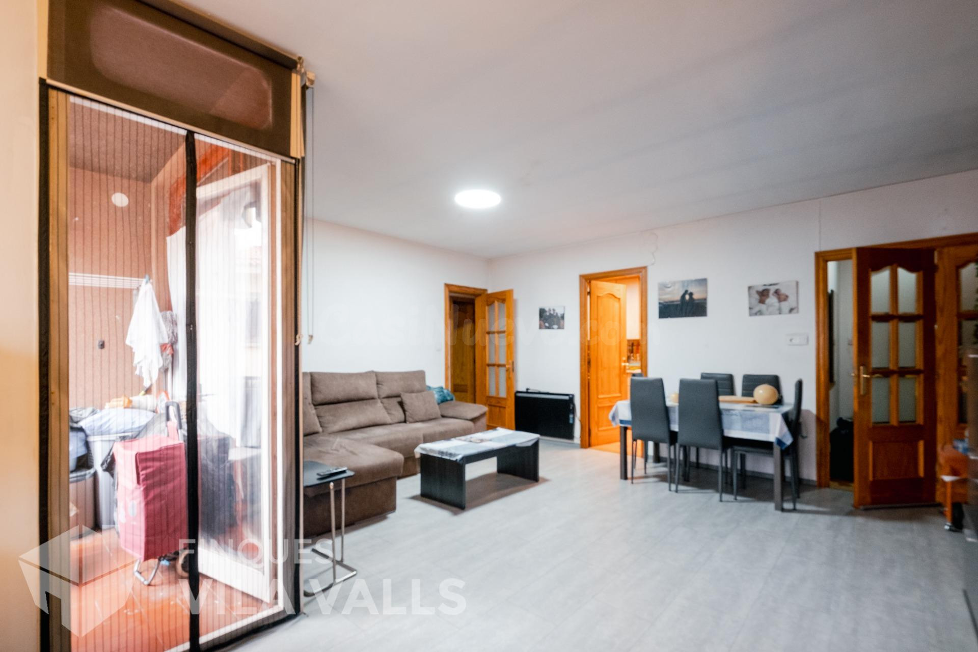 PISO CÉNTRICO CON BALCÓN, AMPLIOS ESPACIOS Y TERRAZA COMUNITARIA