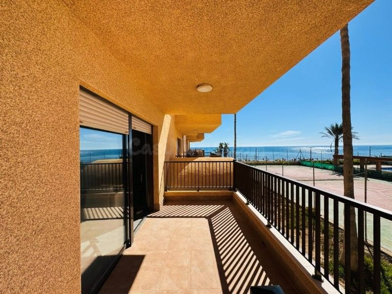 1ª Línea de Playa: Espectacular Piso Renovado con Vistas Frontales al Mar, Garaje y Sur en La Mata- Costa Blanca