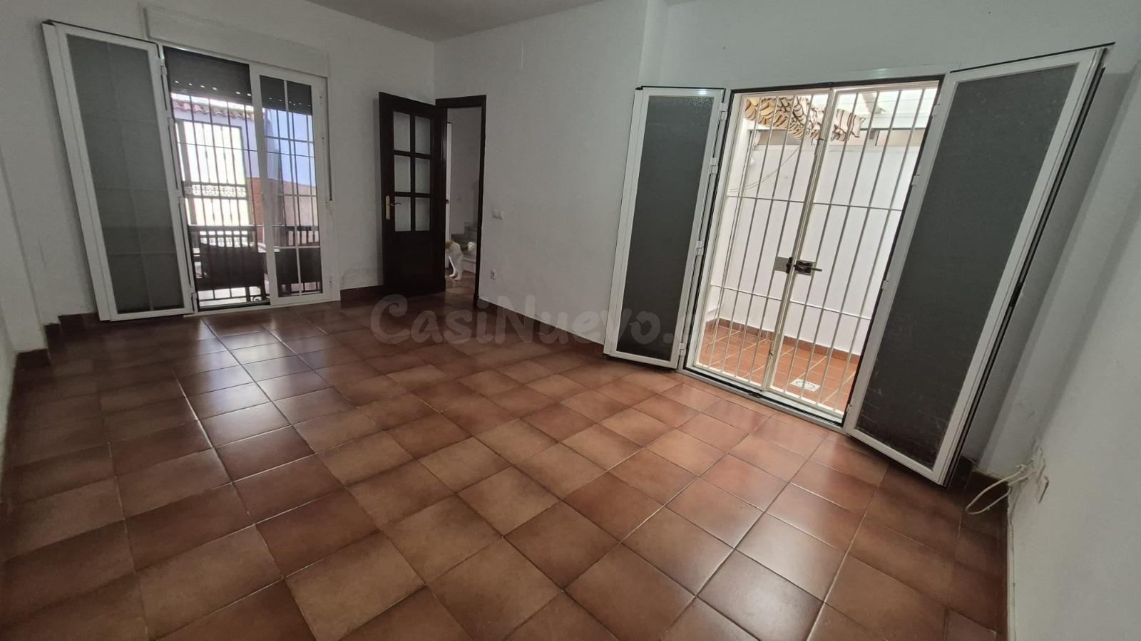 VIVIENDA ADOSADA EN CAMPOSOTO CON PATIOS Y  AZOTEA