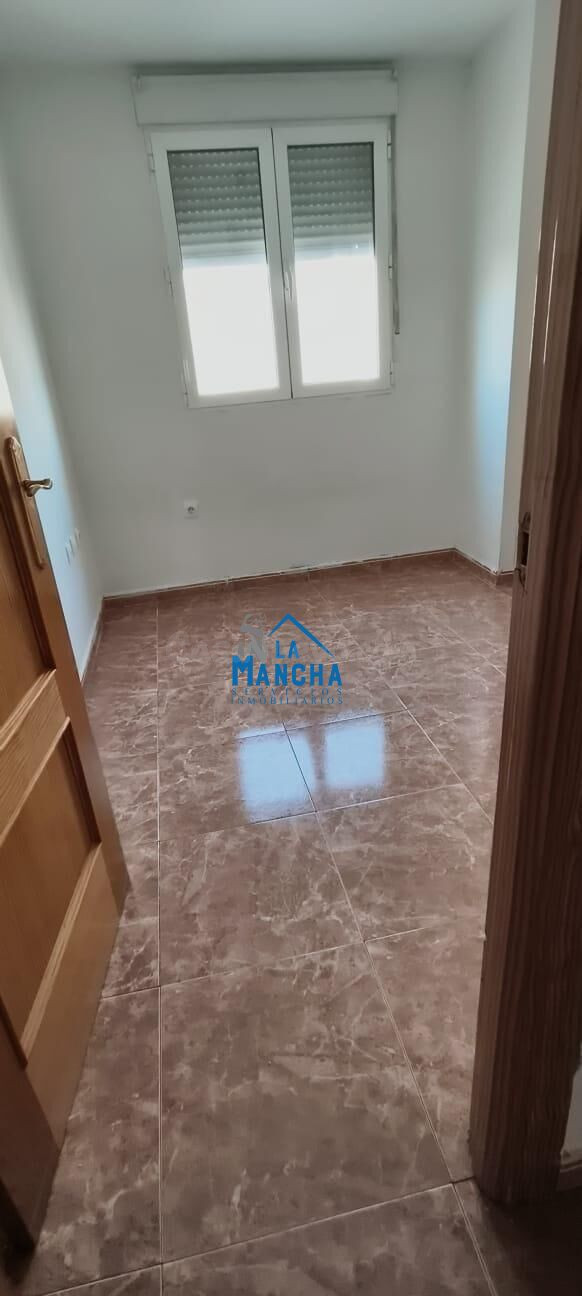 *95.000€* INMOBILIARIA LA MANCHA VENDE ADOSADO EN CASAS DE J - foto 3