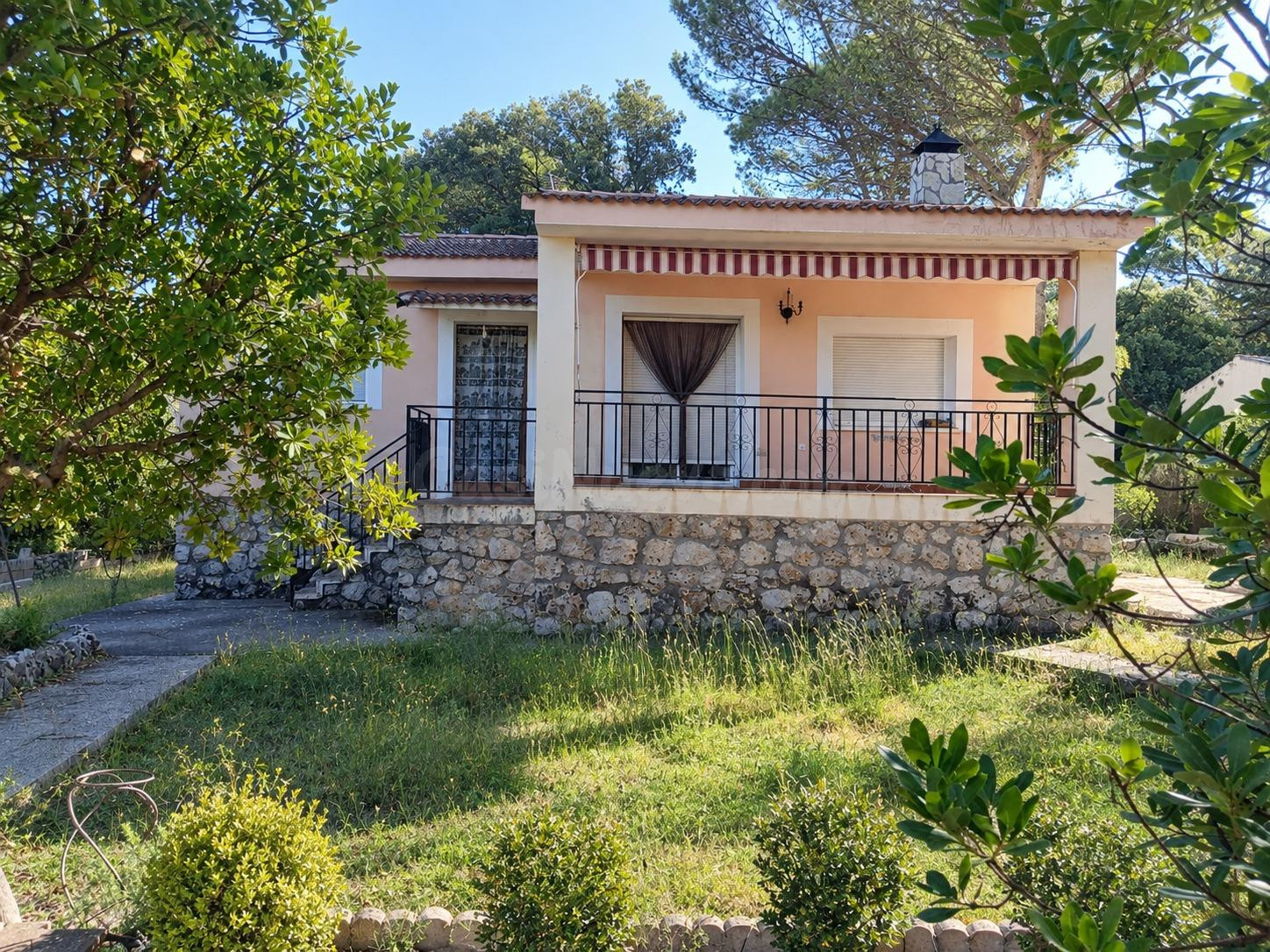 Chalet independiente de una sola planta con parcela llana de