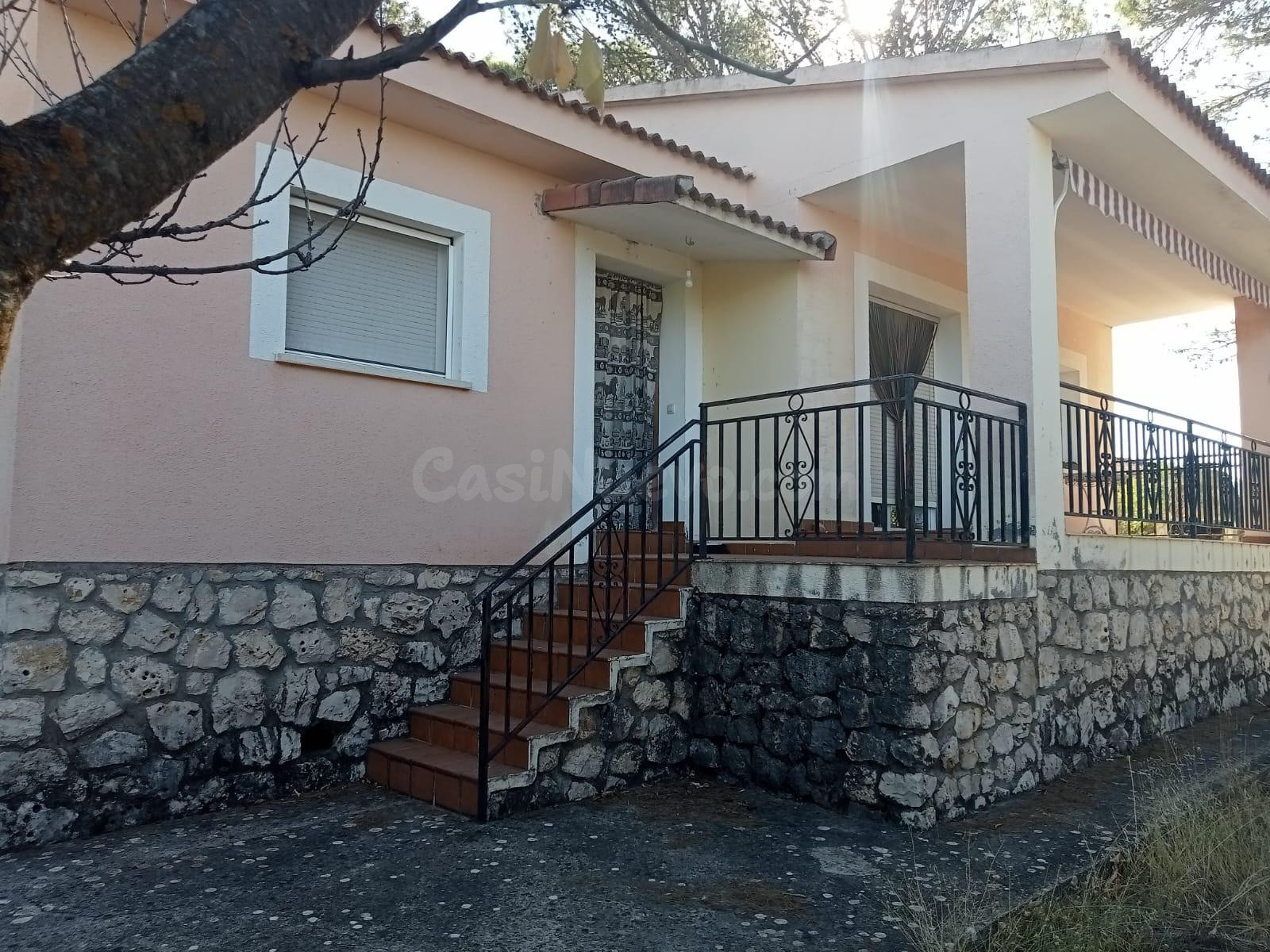 Chalet independiente de una sola planta con parcela llana de - foto 2