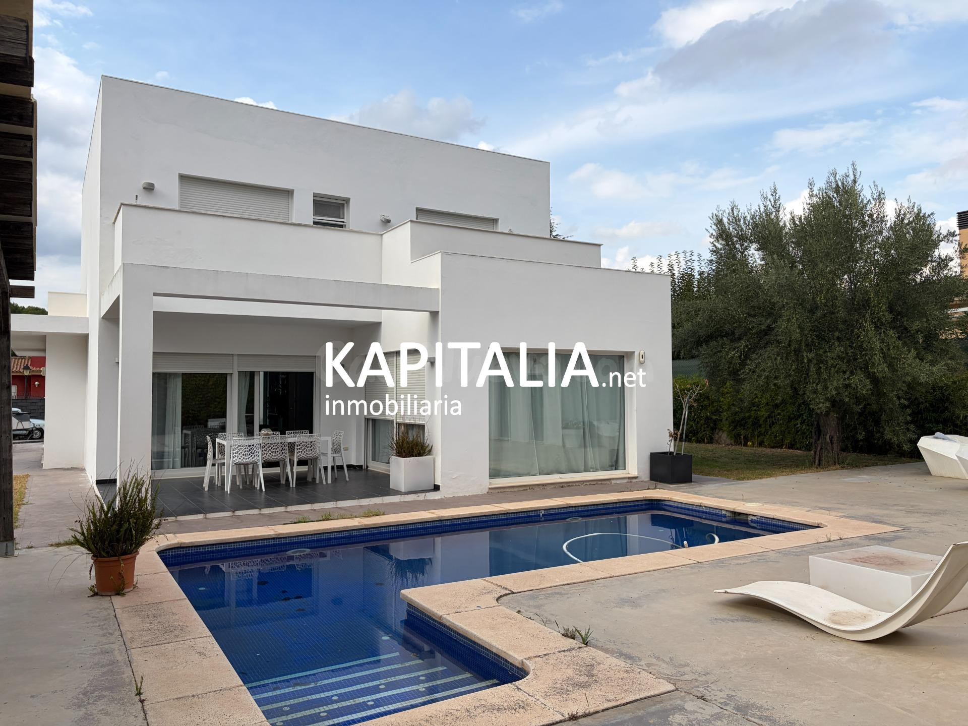 ESPECTACULAR CHALET DE DISEÑO EN URBANIZACIÓN CON PISCINA.