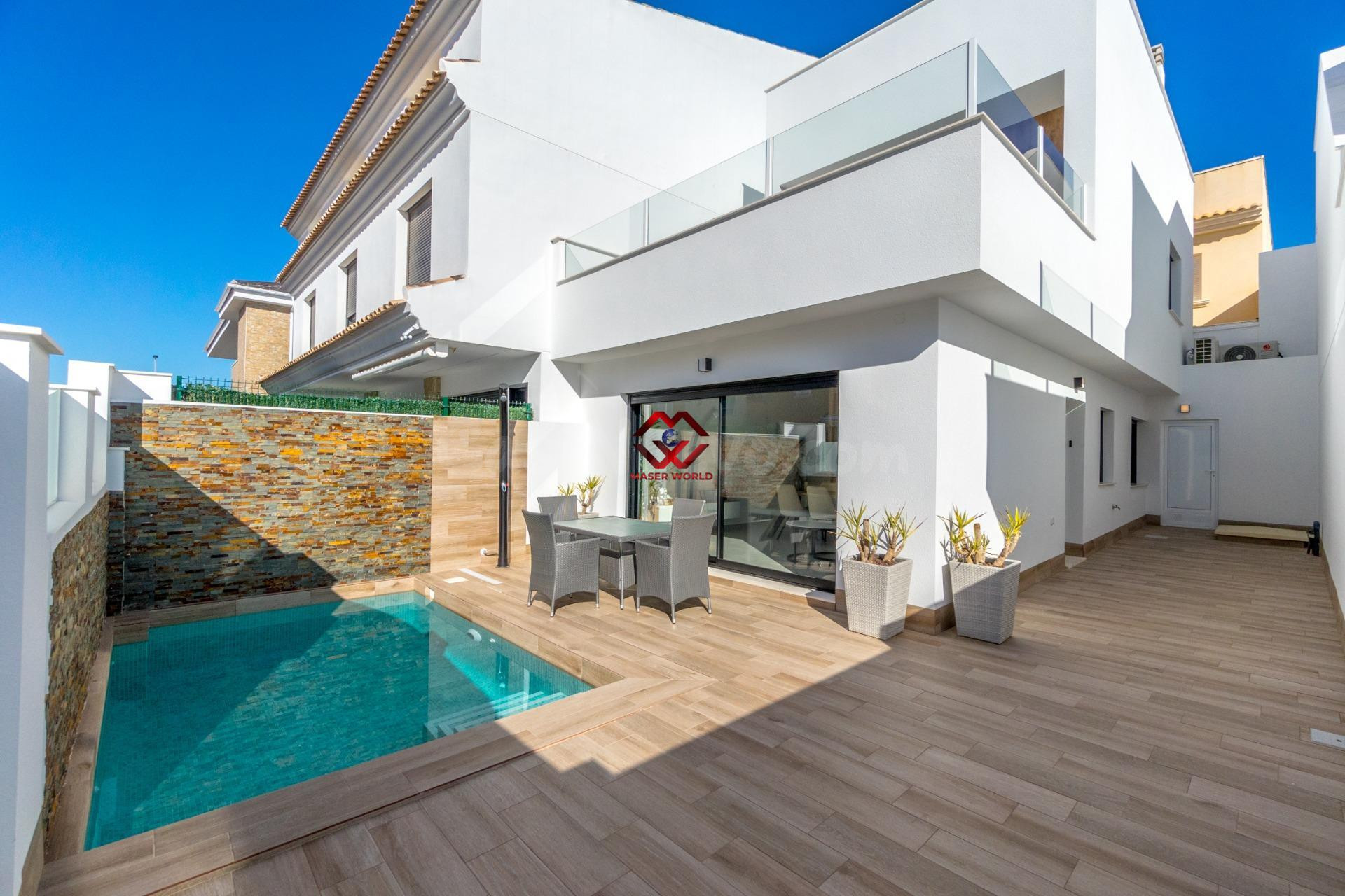Se vende villa independiente con piscina, solárium y cocina de verano