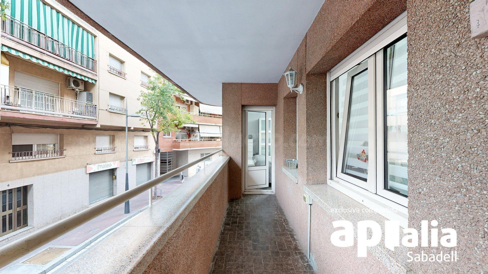 BARBERÀ: AMPLIO EN EL CENTRO CON ASCENSOR Y BALCÓN