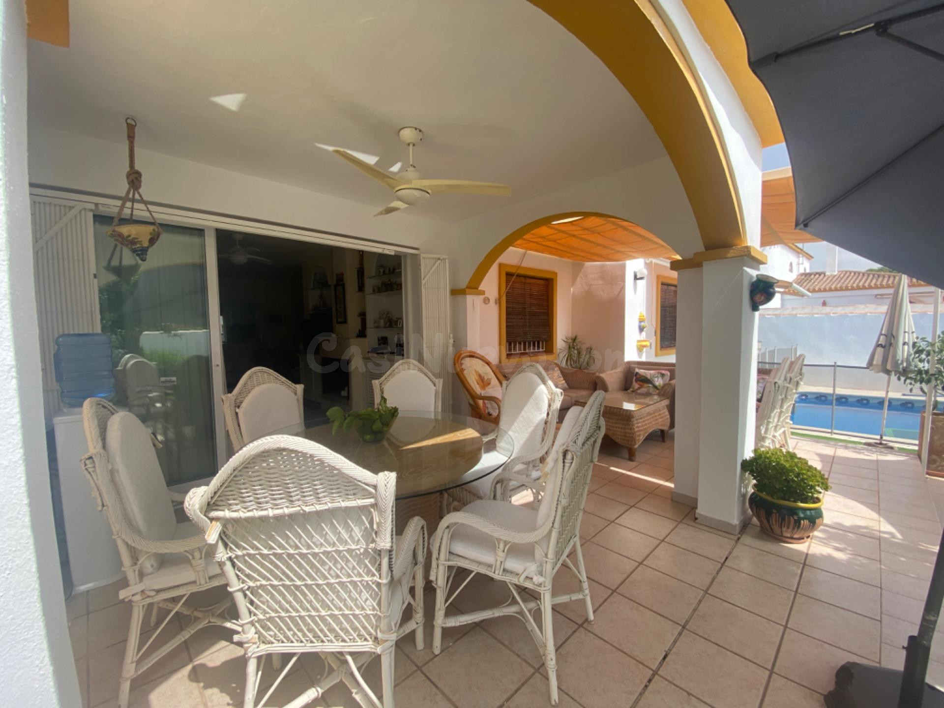 VILLA INDEPENDIENTE CON PISCINA, JARDÍN Y 5 DORMITORIOS EN T - foto 3