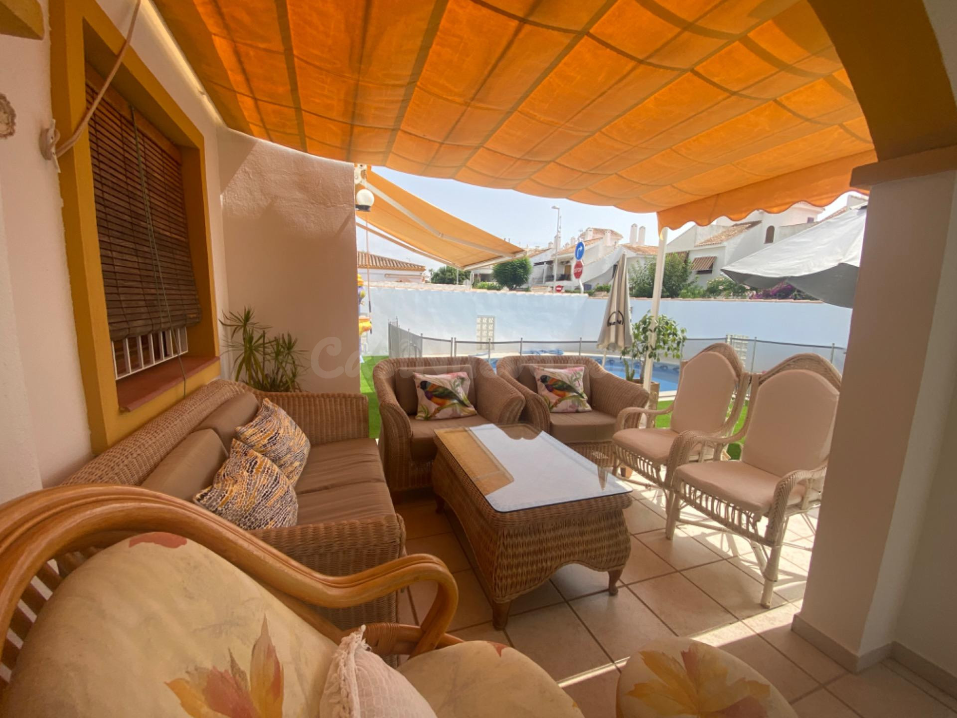 VILLA INDEPENDIENTE CON PISCINA, JARDÍN Y 5 DORMITORIOS EN T - foto 4