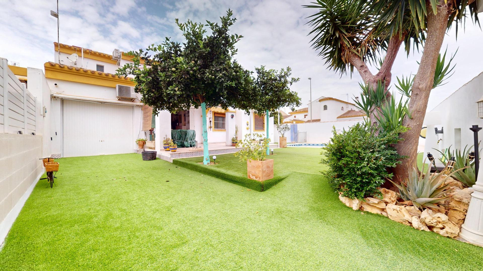 VILLA INDEPENDIENTE CON PISCINA, JARDÍN Y 5 DORMITORIOS EN T - foto 5