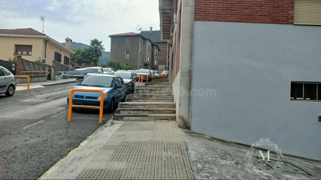Gran parcela de garaje junto al Ayuntamiento y Metro en Basa