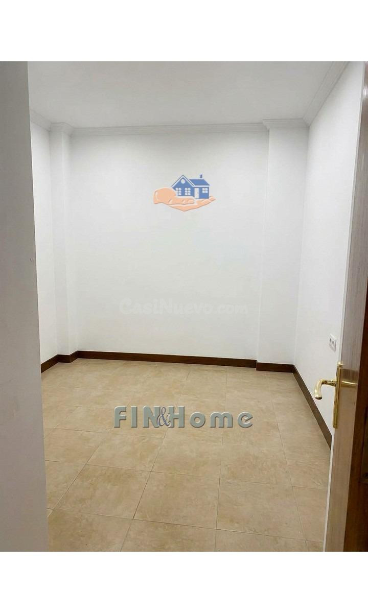 Casa adosada de 152 m2 con cochera, 3 plantas y azotea en Coria del Río